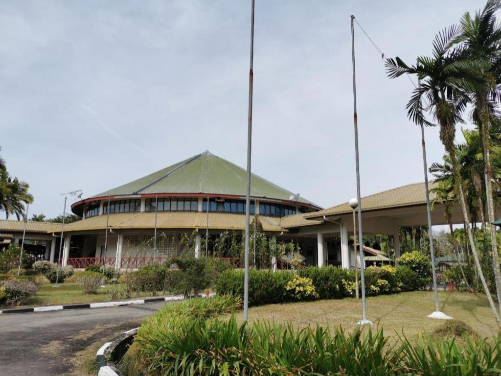 Oyo 89972 Borneo Paradise Beach Hotel Kota Kinabalu Exterior photo