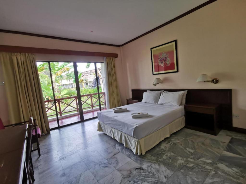 Oyo 89972 Borneo Paradise Beach Hotel Kota Kinabalu Exterior photo
